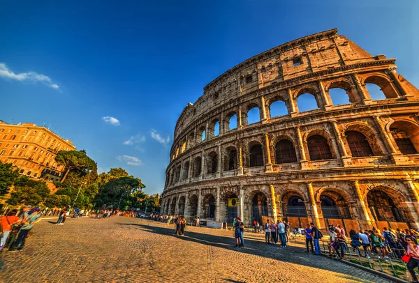 Coliseo cuadrado al atardecer en movimiento efecto borroso —  Fotos de Stock