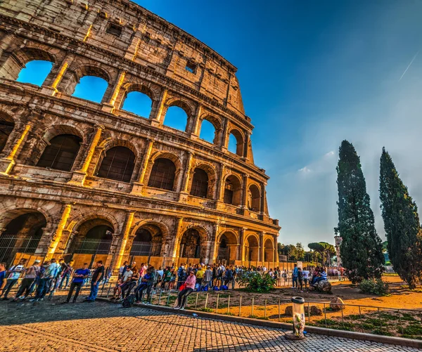 Toeristen door Coliseum in motion blur effect — Stockfoto
