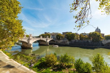 Roma'da Tiber Nehri güneşli bir günde