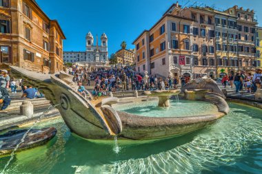 Piazza di Spagna 'daki Barcaccia çeşmesi