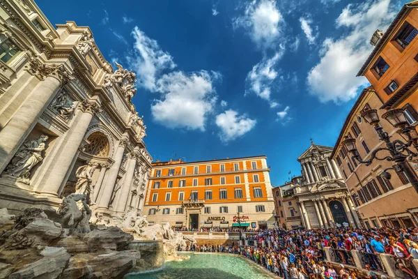 Turystów przez świat słynny Fontana di Trevi — Zdjęcie stockowe