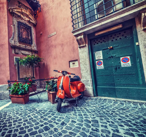 Vespa parked in a picturesque corner — Stock Photo, Image