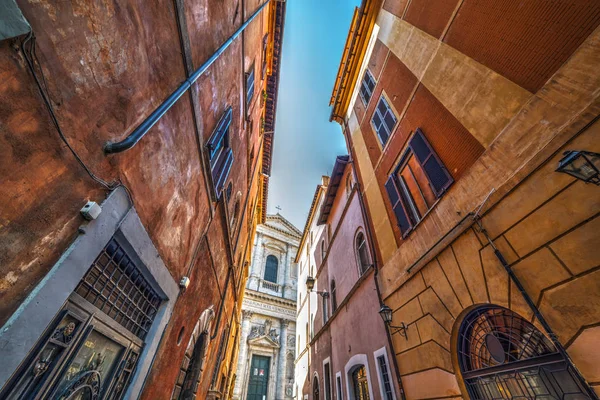 Calle estrecha en el centro de Roma — Foto de Stock