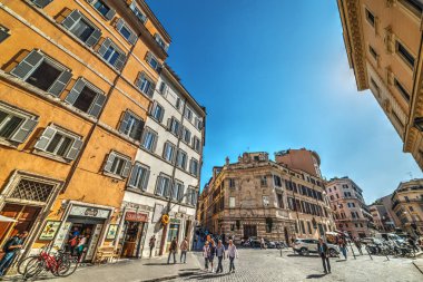 Del banco di Santo Spirito yoluyla insanlar