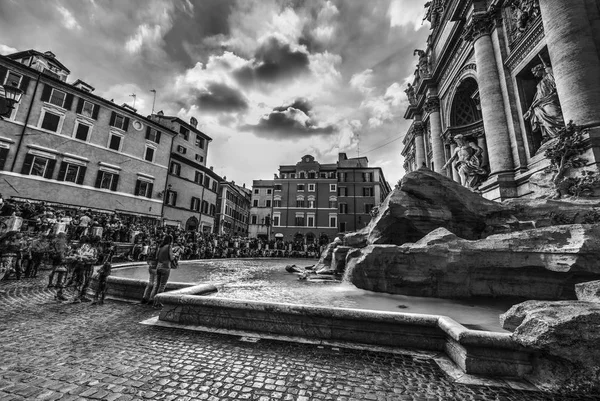 Mundialmente famosa Fontana di Trevi em Roma em preto e branco — Fotografia de Stock