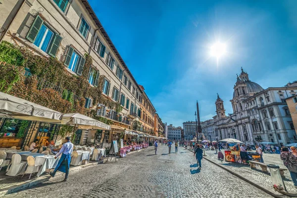 Toeristen in piazza navona — Stockfoto