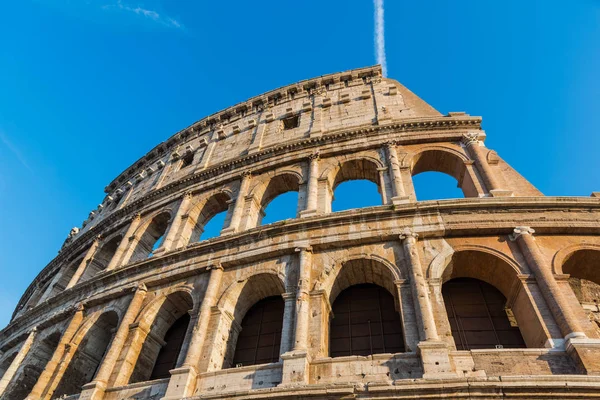 Anfiteatro Flavio en un día soleado en Roma —  Fotos de Stock