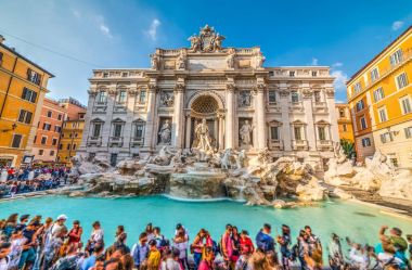 Dünya ünlü Fontana di Trevi Roma