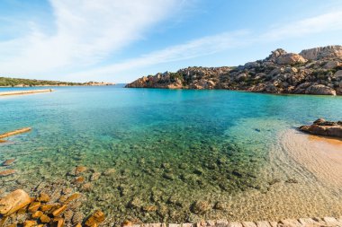La Maddalena Spalmatore Beach'te mavi denizlerde