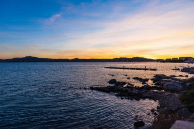 La Maddalena üzerinde renkli gökyüzü 