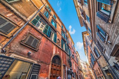 Dar bir sokakta eski binalar