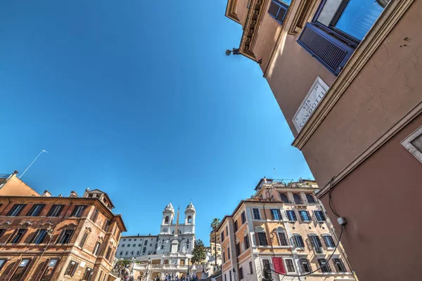 Via dei Condotti z Trinita dei Monti na tle — Zdjęcie stockowe