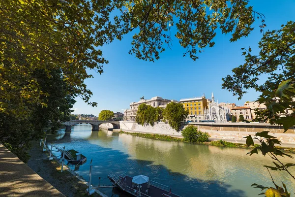 Adalet Sarayı ve Sacro Cuore del Suffragio Kilisesi