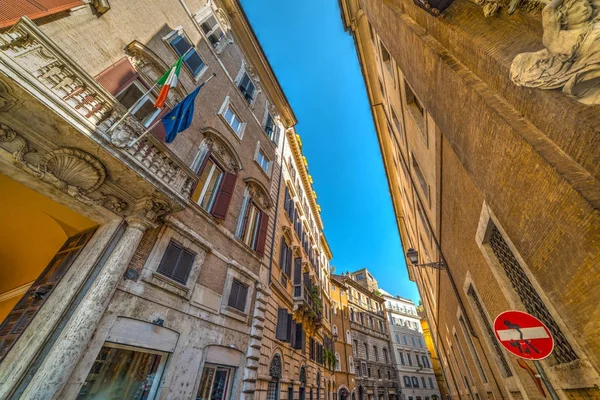 Виа дель Говерно Веккьо в центре Рима — стоковое фото