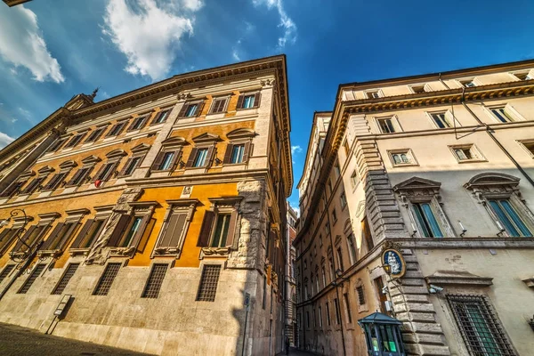 Úzká ulice mezi Palazzo Chigi a Montecitorio — Stock fotografie