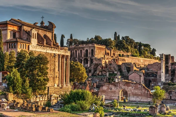 Fóruns imperiais em Roma ao pôr do sol — Fotografia de Stock