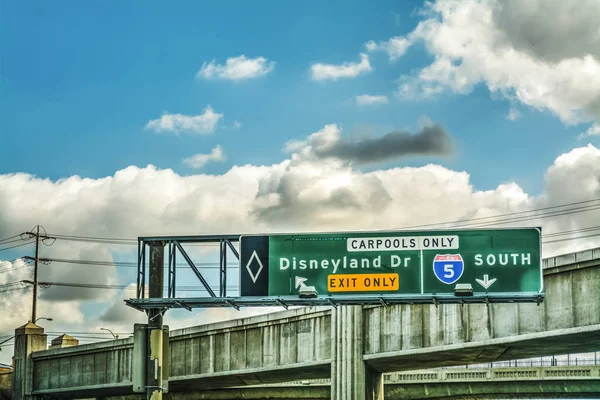 Disneyland Dr sinal de saída na Interstate 5 — Fotografia de Stock