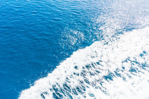 Trilha de barco no mar azul — Fotografia de Stock