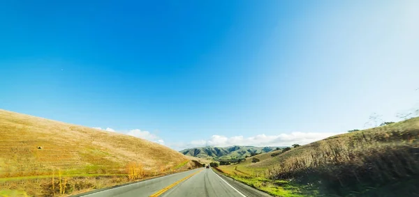 Błękitne niebo nad drogą kraju w Kalifornii — Zdjęcie stockowe
