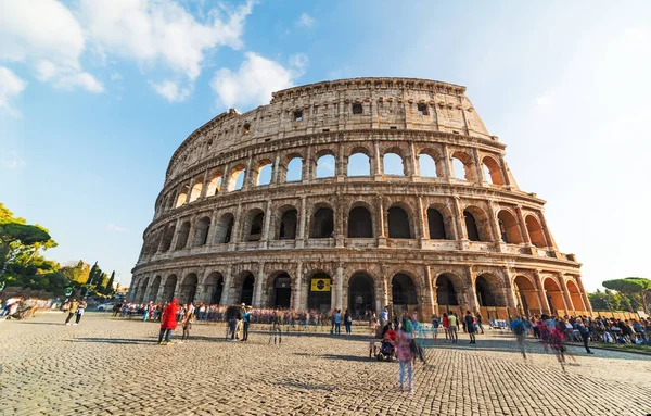 Turistler tarafından Dünya ünlü Coliseum — Stok fotoğraf