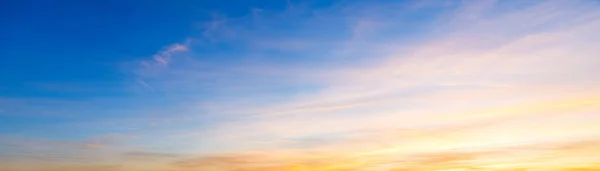 Голубое и оранжевое небо на закате — стоковое фото