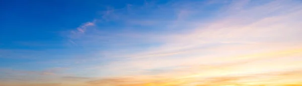 Cielo azul y naranja al atardecer —  Fotos de Stock