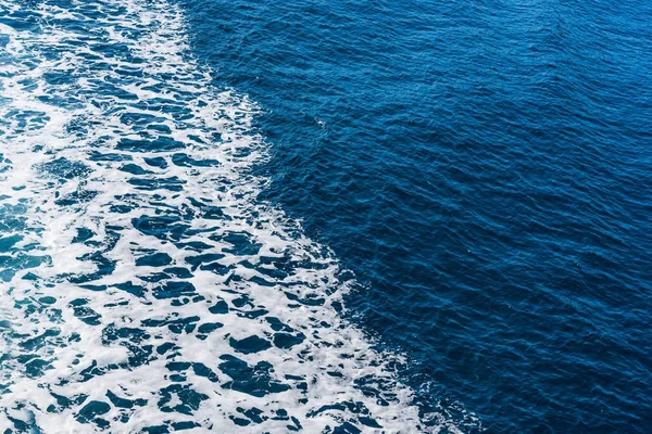Лодочная тропа на синем море — стоковое фото