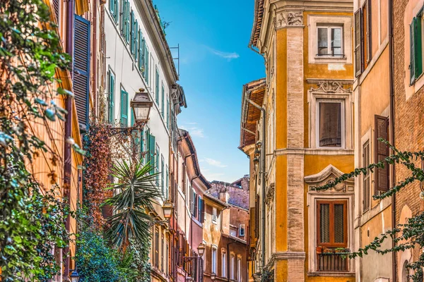 Narrow street in Rome — Stock Photo, Image