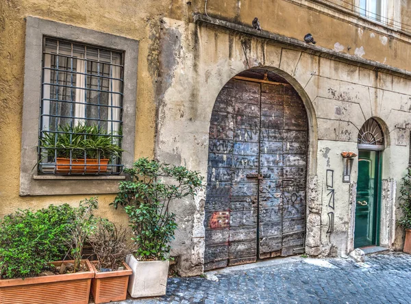 Old wooden door in Rome — Stock Photo, Image