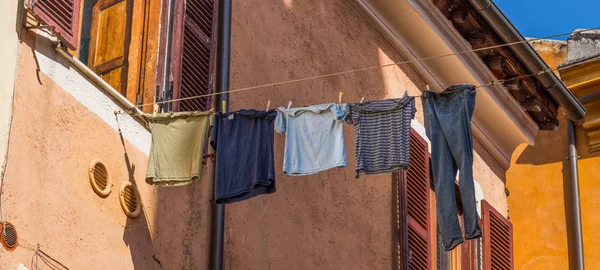 Šňůru na prádlo a staré buuildings — Stock fotografie