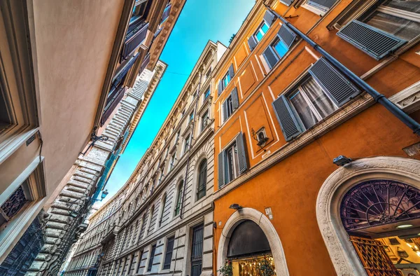 Eleganta byggnader på en smal gata — Stockfoto
