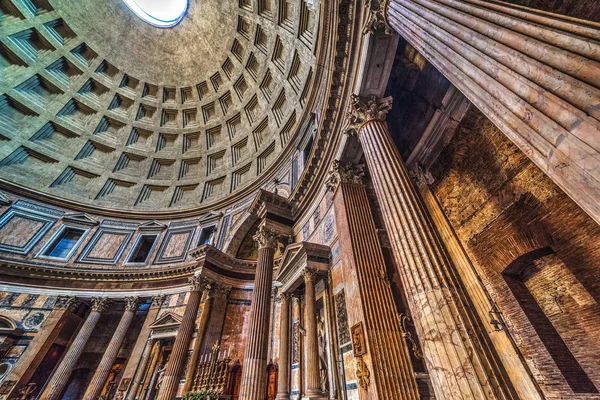Colunata sob cúpula do Panteão — Fotografia de Stock
