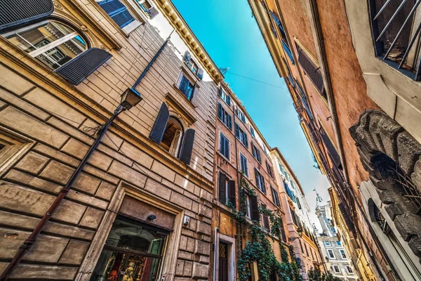 Dar bir sokakta zarif binalar