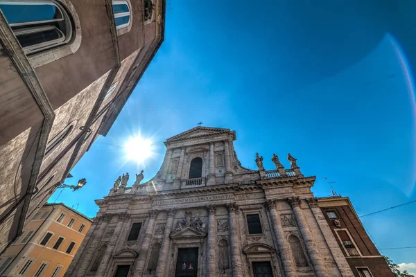 サン ・ ジョヴァンニ ・ デ ・ フィオレンティーニ教会に輝く太陽 — ストック写真