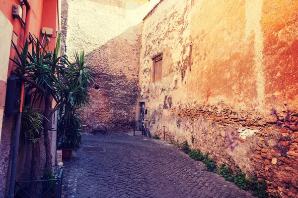 Narrow alley in Trastevere in vintage tone — Stock Photo, Image