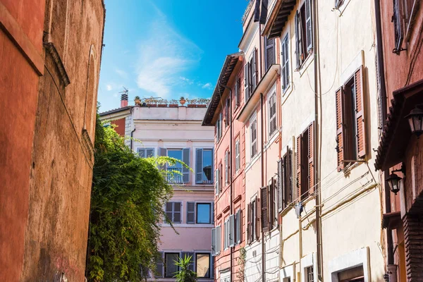 Sonniger Himmel über einer engen Straße in Rom — Stockfoto