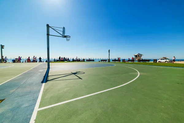 Campo de baloncesto junto al mar en Laguna Beach —  Fotos de Stock