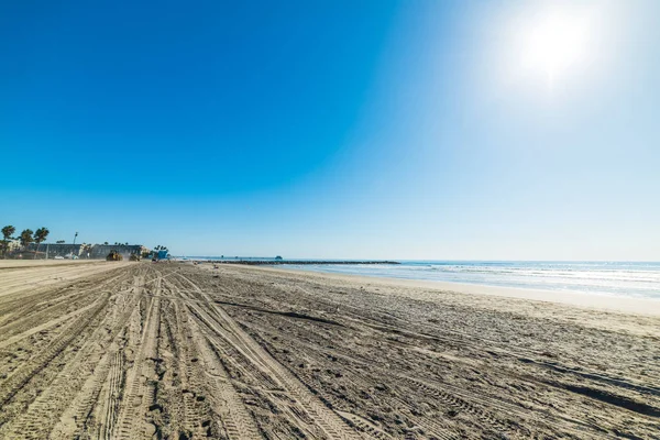 Sun shining over Oceanside shore — Stock Photo, Image