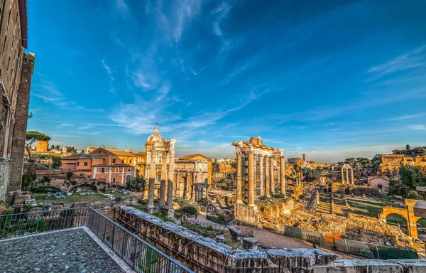 Gün batımında Roma'da dünya ünlü imparatorluk Fora — Stok fotoğraf