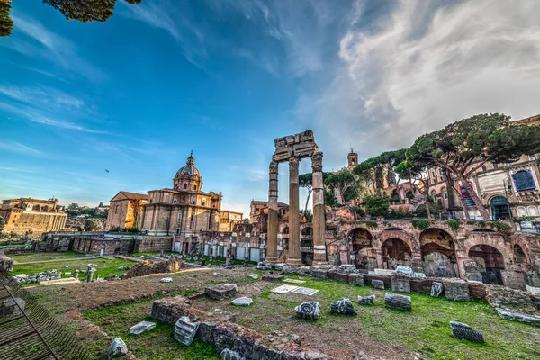 Fóruns imperiais mundialmente famosos em Roma — Fotografia de Stock