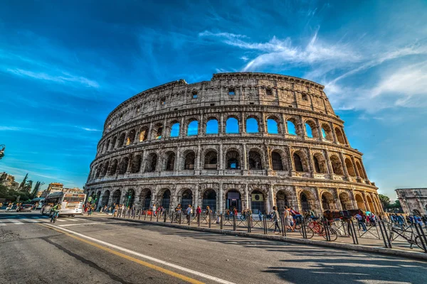 Coliseu mundialmente famoso em Roma — Fotografia de Stock