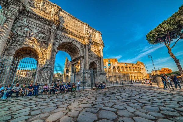 Turistas por Arco de Constantino con Coliseo en el fondo — Foto de Stock