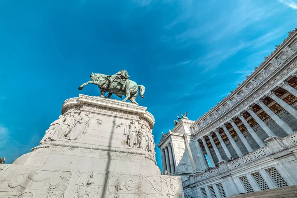 Altar tarafından trafik kavaşağında vatanın Vittorio Emanuele II heykeli — Stok fotoğraf