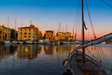 La Maddalena liman alacakaranlıkta