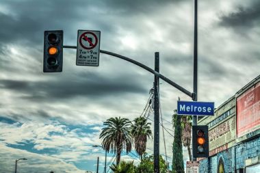 Melrose işaret bir bulutlu gökyüzü altında