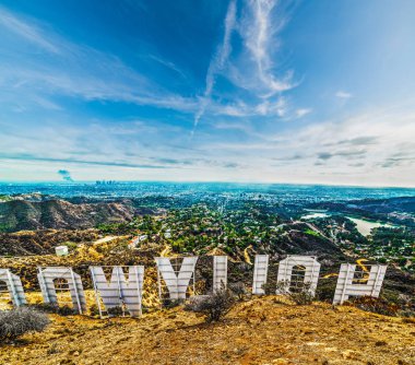 Bulutlar üzerinde dünya ünlü Hollywood sign