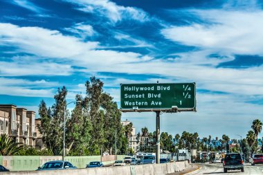 Los Angeles'ta bir karayolunda trafik