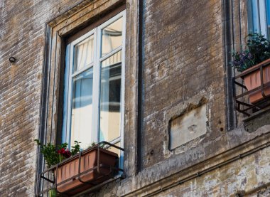 Roma 'da rustik bir pencerenin yakın yukarı