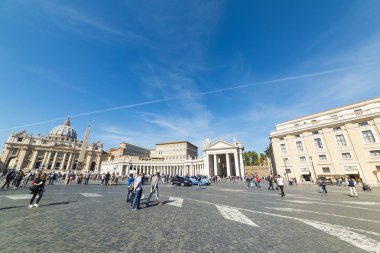 Aziz Peter Meydanı 'nda turistler
