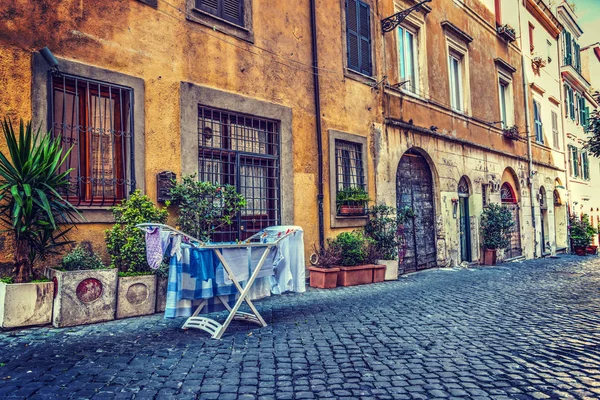 Stojan na oblečení v úzké uličce v Trastevere — Stock fotografie